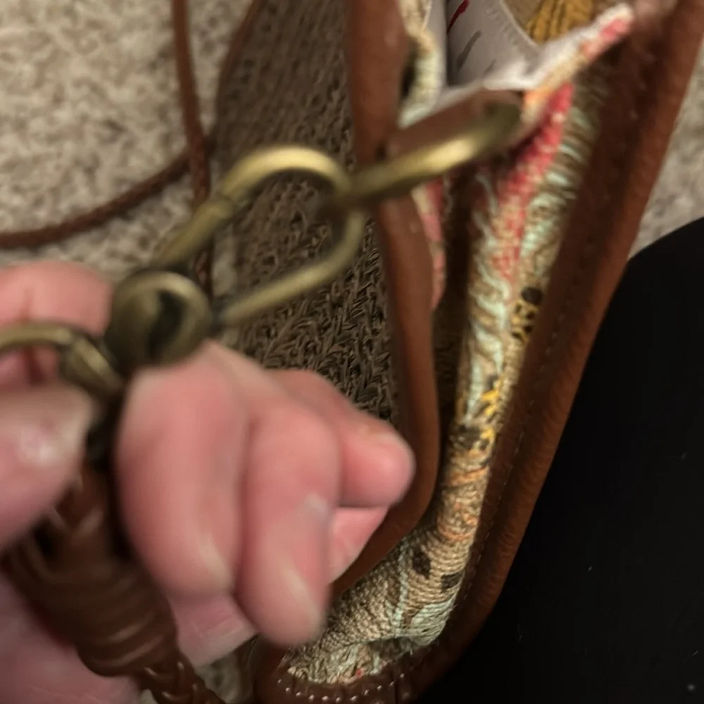 Like New SakRoots trendy fashionable shoulder bag gold thread & 21” strap - Picture 9 of 10